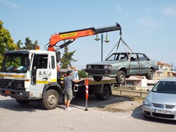 Ο Δήμος απομάκρυνε εγκαταλελειμμένα αυτοκίνητα (ΕΙΚΟΝΕΣ)